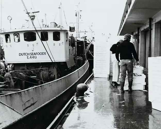 Visafslag IJmuiden zwart wit, vroeger verse vis bron, Noord Hollands Archief